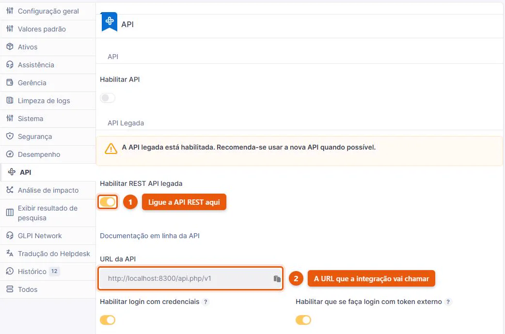 Aba API da configuração geral do GLPI 11 com a API REST legada habilitada, a URL da API preenchida e os dois modos de login ativos, ao lado do aviso de que existe uma API mais nova