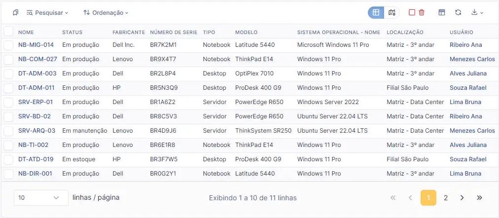 Lista de dez computadores no GLPI 11 com status em produção, em manutenção e em estoque, número de série, tipo, modelo, sistema operacional, localização e usuário responsável de cada máquina